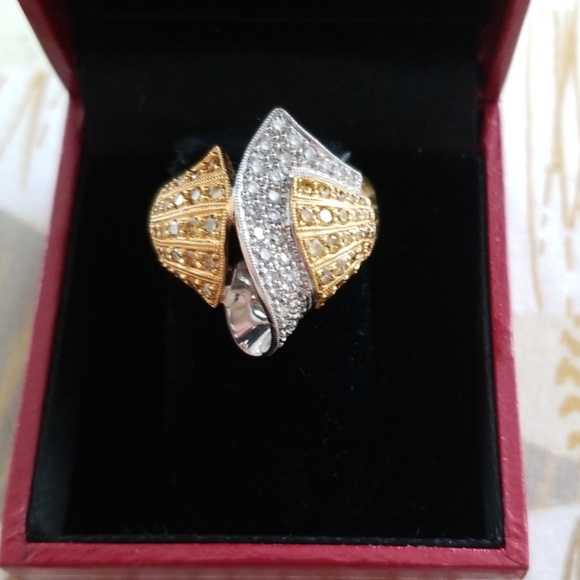 Jewelry - 18kt Gold Diamond Ring